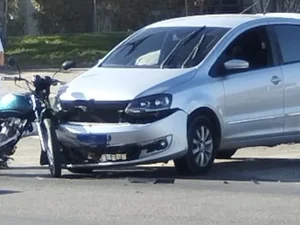 Motociclista causa batida e foge após colisão na rotatória do Grupo Coringa