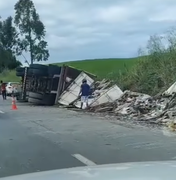 Carreta tomba na BR-101 em Joaquim Gomes e carga é saqueada