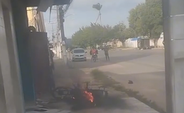 Moto pega fogo após curto-circuito em transformador na Avenida Silvestre Péricles
