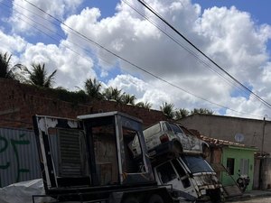Moradores denunciam ocupação de rua por sucata e risco de acidentes em Arapiraca