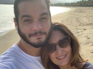 Fátima Bernardes caminha com Tulio na praia após cirurgia
