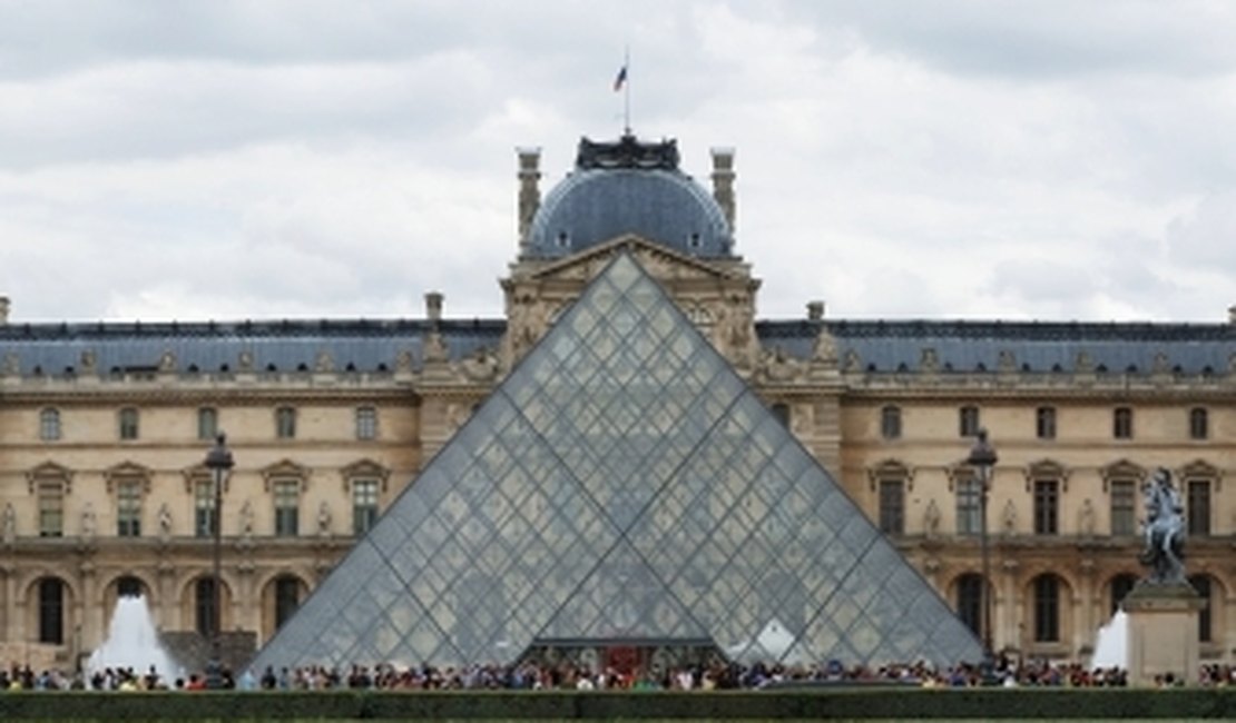 Museu do Louvre retira obras de arte por risco de enchentes em Paris