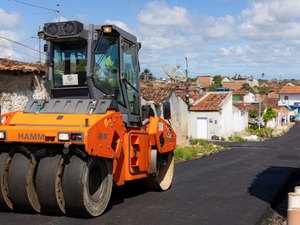 Do barro para o asfalto: Três ruas do bairro cacimbas ganham pavimentação