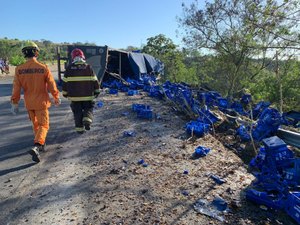 Carreta que transportava cerveja é saqueada após tombamento; motorista ficou ferido