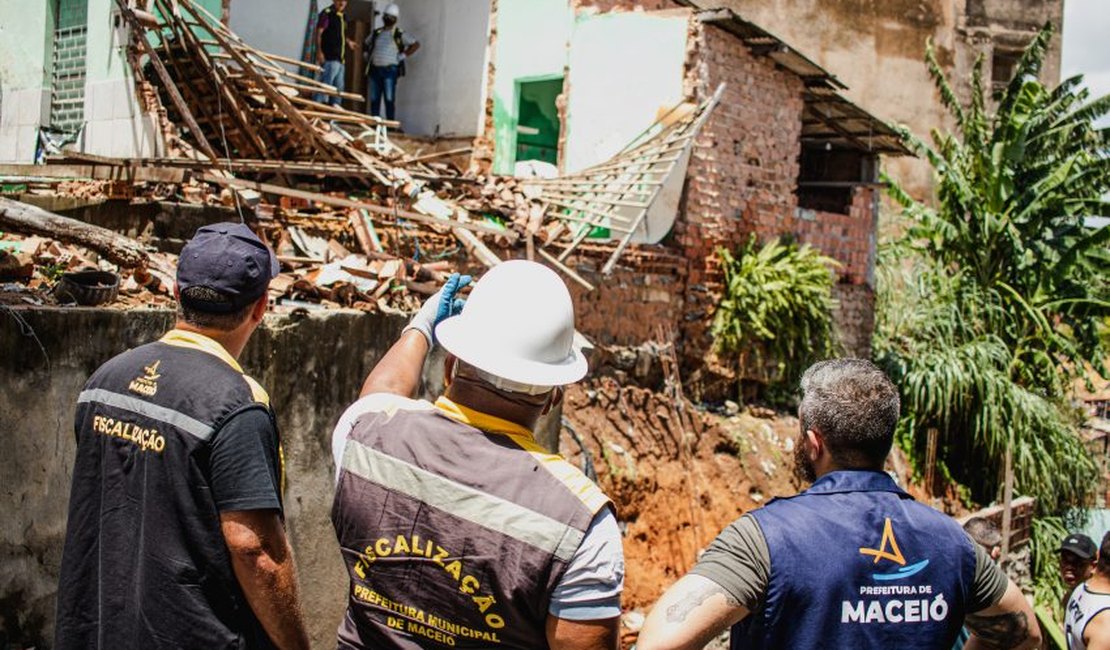 Casas condenadas no Jacintinho são derrubadas pela prefeitura nesta segunda (21)