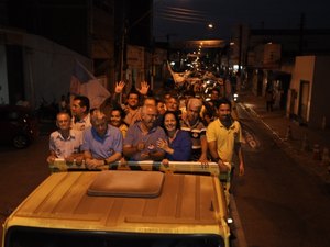 Rogério recebe apoio da população durante grande carreata pelas ruas de Arapiraca