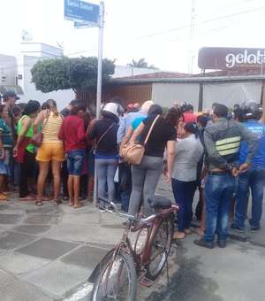 Mãe e filha se acidentam após colisão de moto e carro