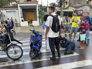 [Vídeo] Homem sofre queda de moto e é socorrido no Guaxuma