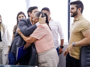 Tia Júlia participa do lançamento da cartilha orientativa para contratação de artistas na AMA