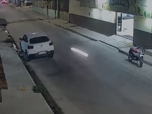 [Vídeo] Motociclista perde controle ao passar por quebra-molas, cai e fica ferido em Arapiraca
