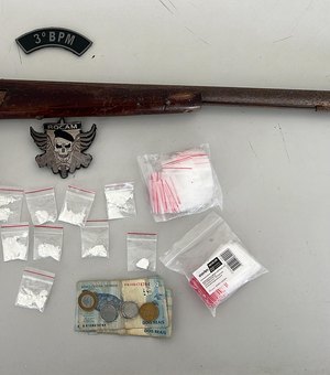 Denúncia de disparos leva à apreensão de droga, arma e balança em Feira Grande