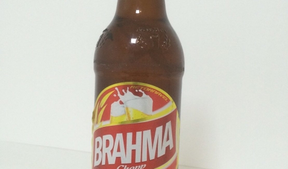 Comerciante encontra material plástico em garrafa de cerveja