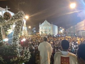Procissão em homenagem à padroeira reúne milhares de fiéis