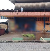 Homem é preso com revólver e drogas em barraca de coco no Mercado Público do Jacintinho, em Maceió