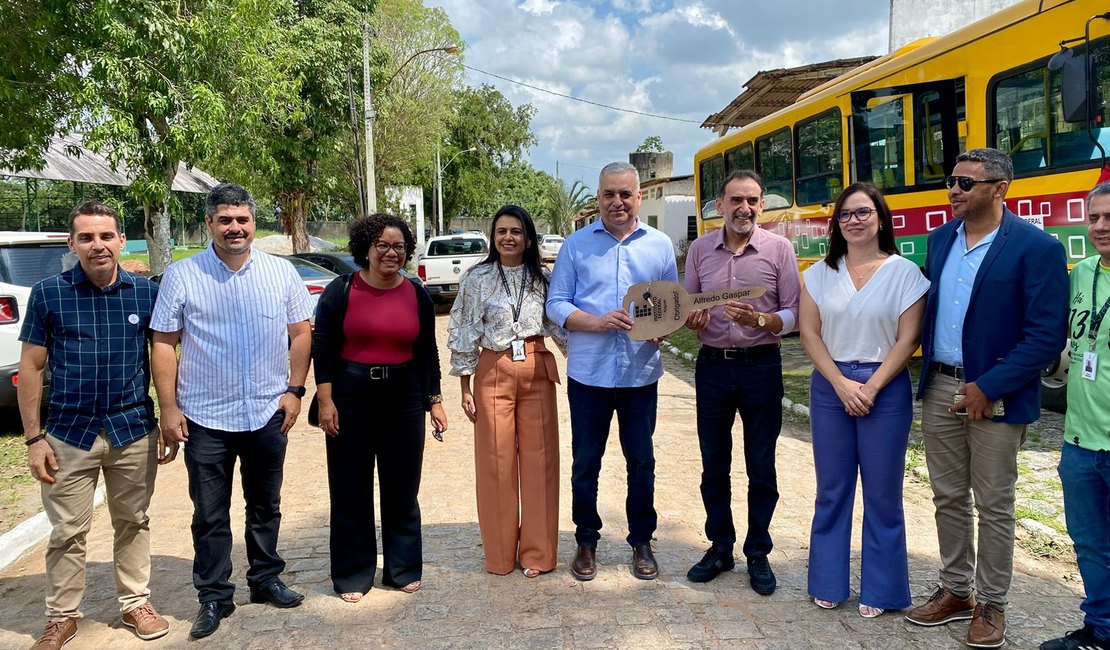 Alfredo Gaspar entrega emenda de R$ 1,7 milhão para compra de ônibus e equipamentos para IFAL Satuba e Palmeira dos Índios