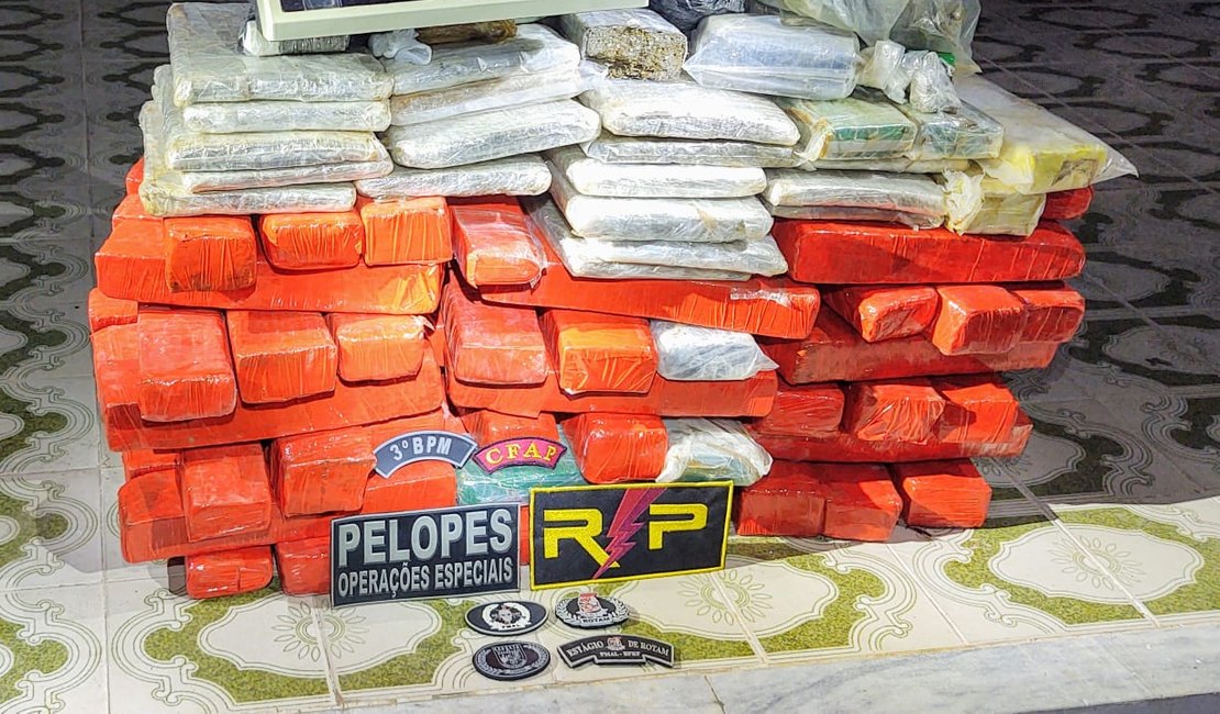 Após abordagem a suspeitos no Bosque das Arapiracas, polícia encontra maconha e cocaína, na casa de traficante