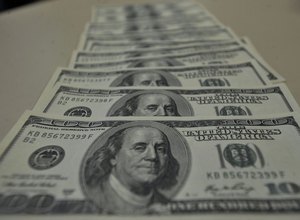 Dólar encosta em R$ 5,50 e fecha no maior valor em três meses