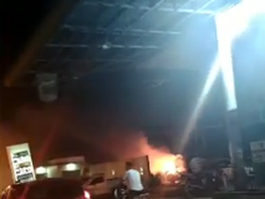 Caminhão estacionado ao lado de posto de combustíveis pega fogo,  em Arapiraca 