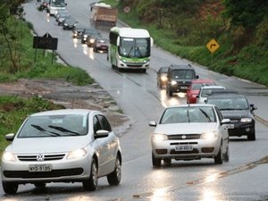 Justiça mantém suspensão de lei que obriga motoristas a acender farol em rodovia