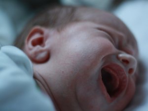 Mãe deixa bebê de dois meses sozinho em casa durante madrugada