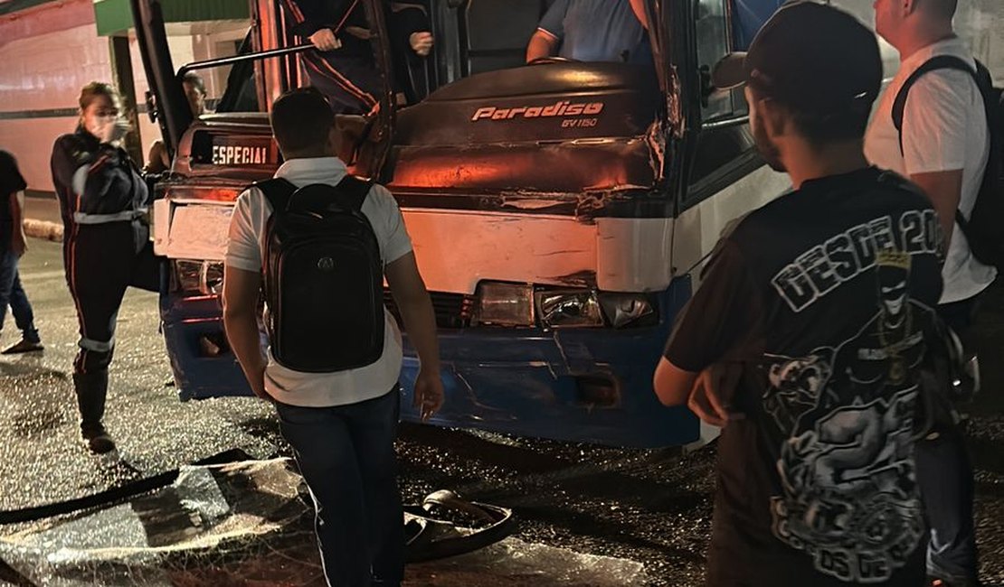 Acidente entre dois ônibus de faculdade deixa motorista preso às ferragens em Arapiraca