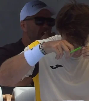 Tenista corta cabelo sozinho durante partida do ATP 250 de Auckland