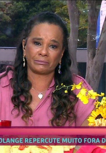 Solange Couto foge de fãs nos arredores dos estúdios Globo