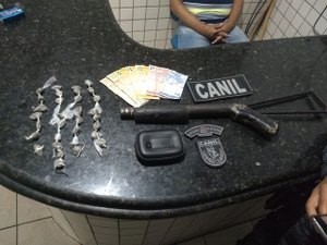 Três homens são presos com drogas e arma em bar na cidade de São Sebastião