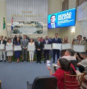 Após cinco anos da pandemia, Ayres entrega comenda a profissionais da Sala de Situação da Covid-19