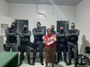 [Vídeo] Policiais do Pelopes  salvam bebê  engasgado com leite materno