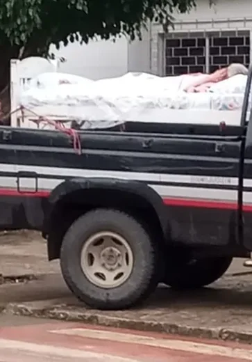 Mulher acamada é levada em cama sobre caminhonete para emitir RG em Palmeira dos Índios