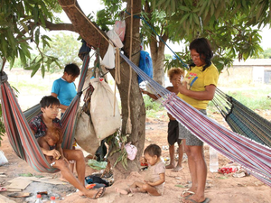 Grupo yanomami vive às margens da BR-174 em Boa Vista
