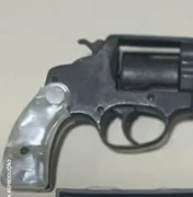 Homem foge para área de mata após confronto com policiais na 'Vila do Carlinhos Maia'