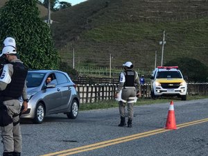 Equipe da Polícia Rodoviária fiscaliza 85 veículos em operação na AL 205