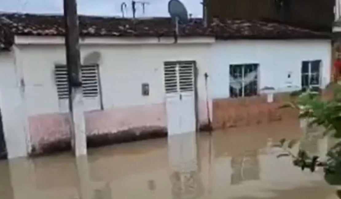[Vídeo] Rio transborda e invade residências em São Miguel dos Campos
