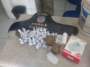 Maconha é apreendida em campinho de futebol 