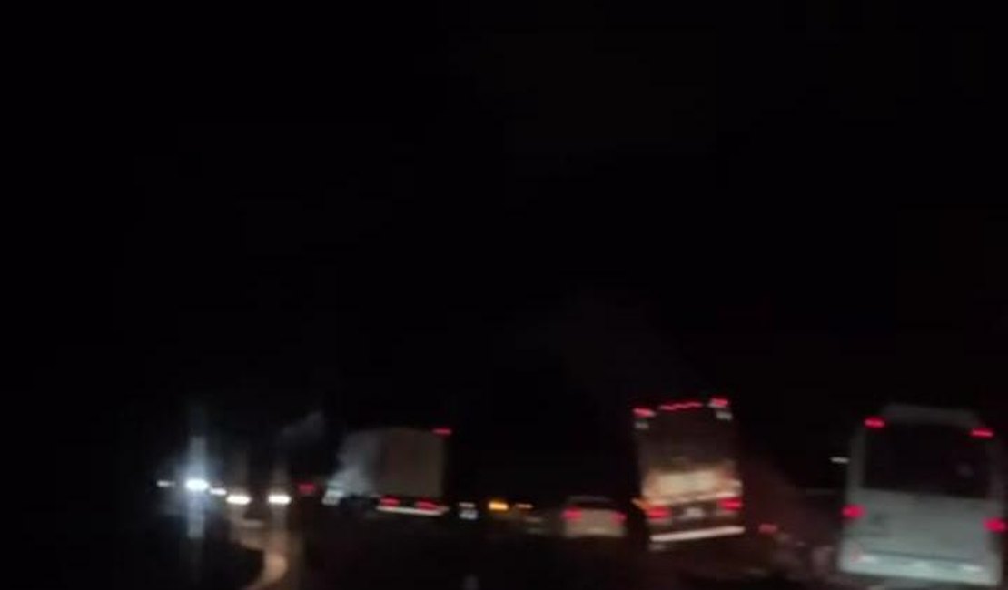 Motoqueiro perde a pena após colidir contra carro e carreta na BR-316 em Satuba