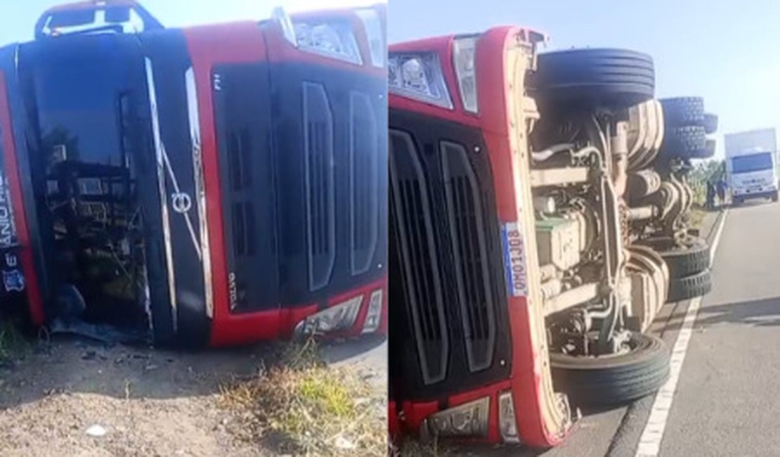 Caminhão com gado tomba após desviar de motociclista em Olho d’Água Grande