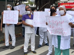 Funcionários protestam em frente ao Hospital Sanatório por pagamentos atrasados