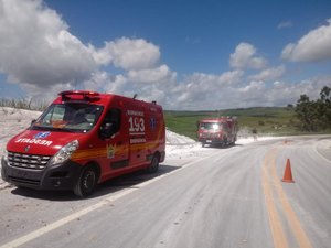 Caminhão tomba e deixa dois feridos na BR-104, em São José da Laje