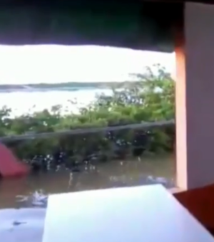 [Vídeo] Maré sobe, invade imóveis e moradores cobram melhorias na Barra Nova