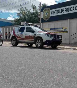 Loja é invadida e furtada no Centro de Arapiraca; suspeito é levado à delegacia