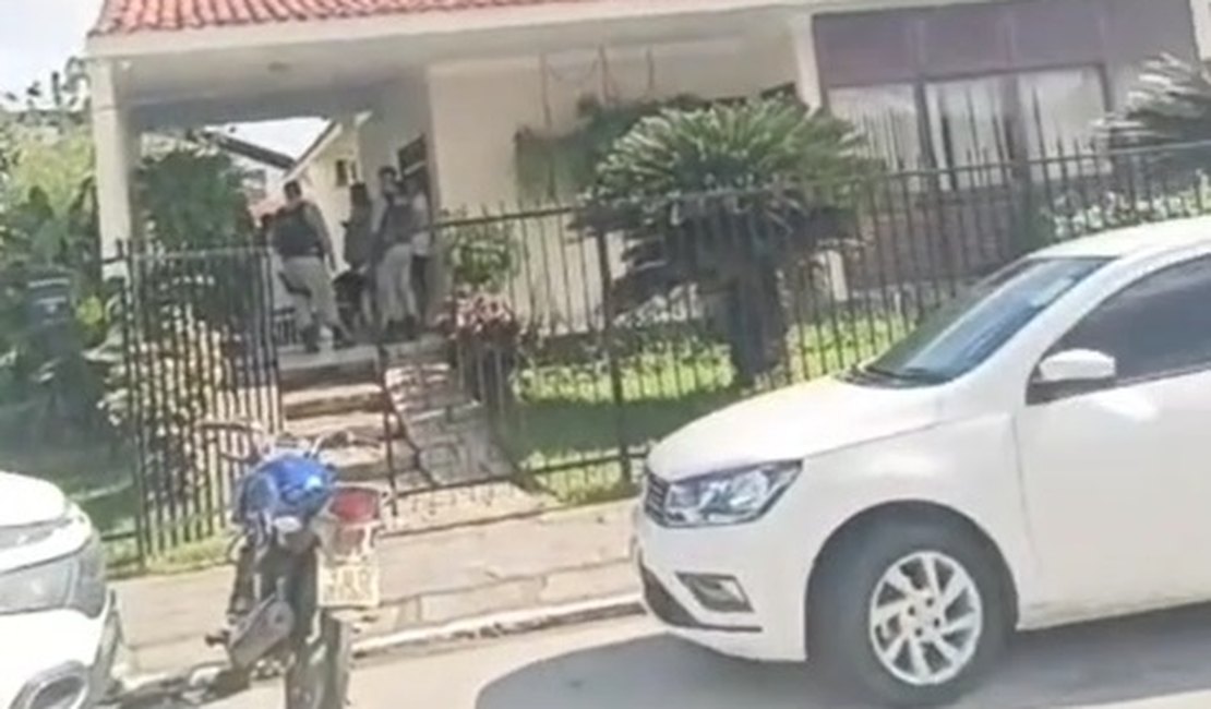 Bandidos armados invadem casa da mãe de prefeito no Centro de Pão de Açúcar