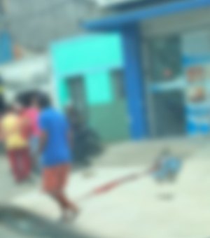 Homem em situação de rua é atacado a pedradas em frente à clínica no Jacintinho