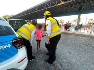 Menina de sete anosencontrada sozinha é resgatada no Benedito Bentes