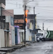 Incêndio em poste mobiliza Corpo de Bombeiros no bairro Brasília, em Arapiraca