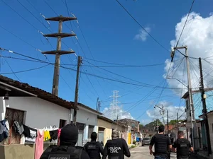 Operação retira câmeras clandestinas instaladas em postes de energia