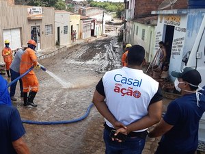 Casal participa de limpeza das ruas atingidas por enchente em Santana do Ipanema