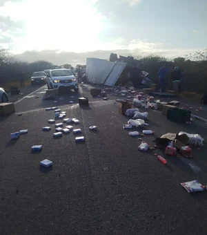 Colisão entre caminhões e carros deixa mortos e paralisa trânsito na BR-320, na Paraíba