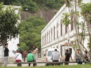 Depois de agressão a aluno, universidade do RJ suspende aulas após 2º turno